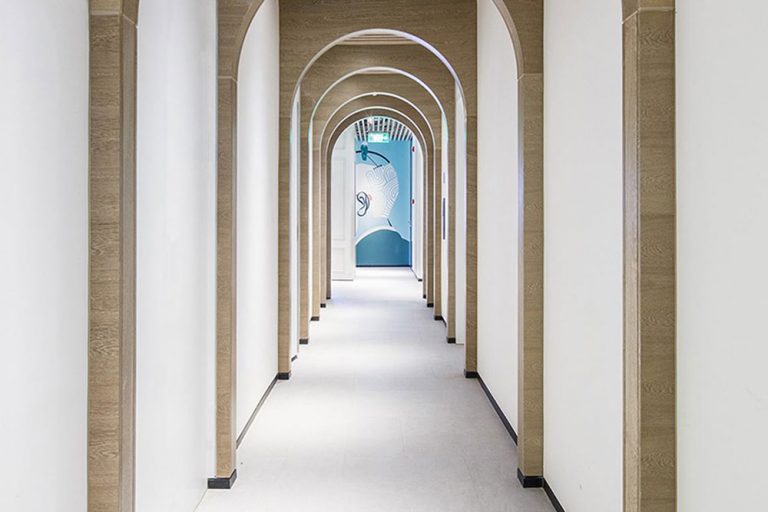 北欧简约风办公场所过道环境装修图