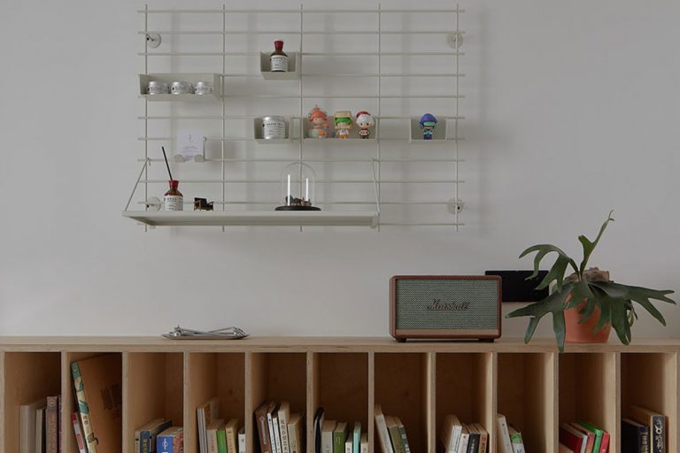 北欧简约风教育机构办公空间书柜装饰实景图