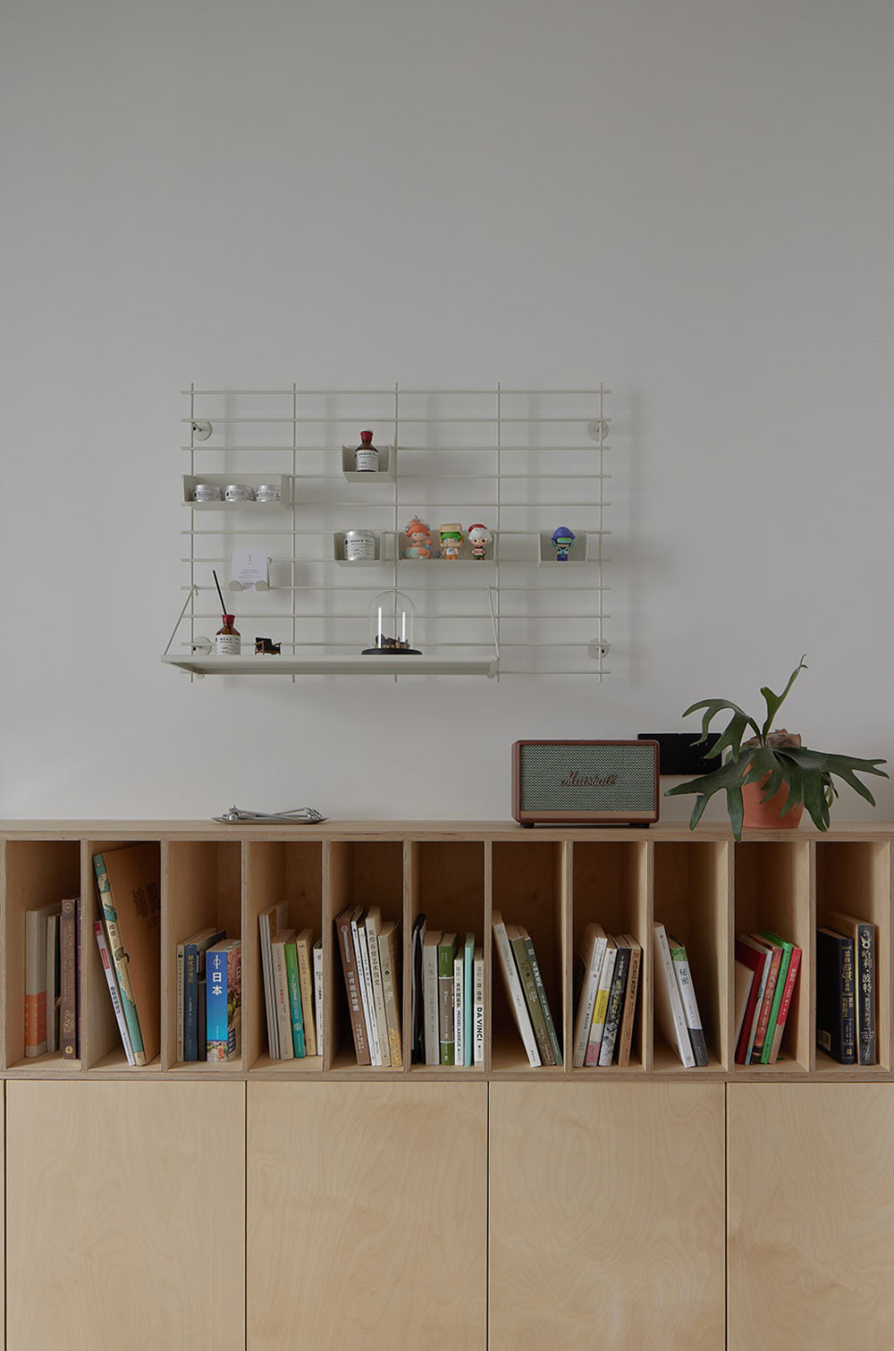 北欧简约风教育机构办公空间书柜装饰实景图