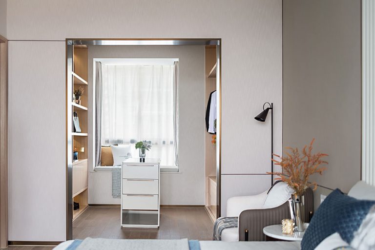 简约北欧风家居装修设计主卧衣帽间效果图
