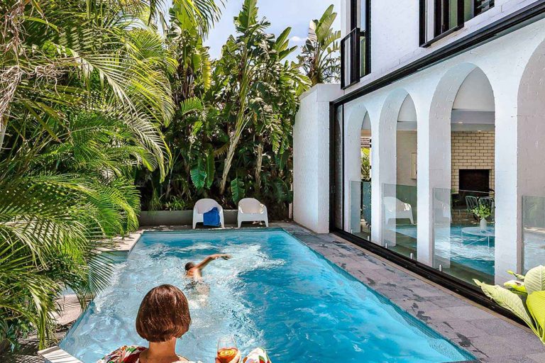 简约风格别墅住宅案例泳池休闲区效果图