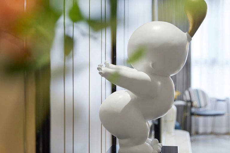 简约风格家居装修客厅走道艺术雕塑陈设装饰实景图