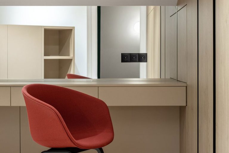 简约风格家居装修衣帽间梳妆台效果图