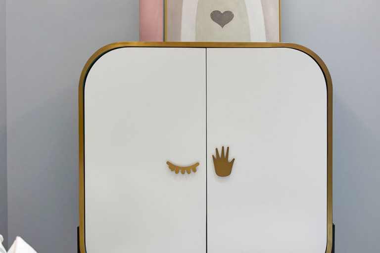 轻奢风格家居女儿房装饰柜效果图