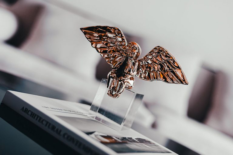 轻奢风格家居设计客厅茶几艺术摆件陈设装饰实景图