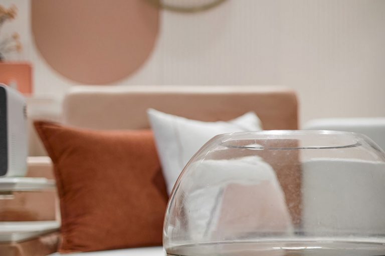 轻奢风格家居装修设计客厅茶几艺术陈设实景图