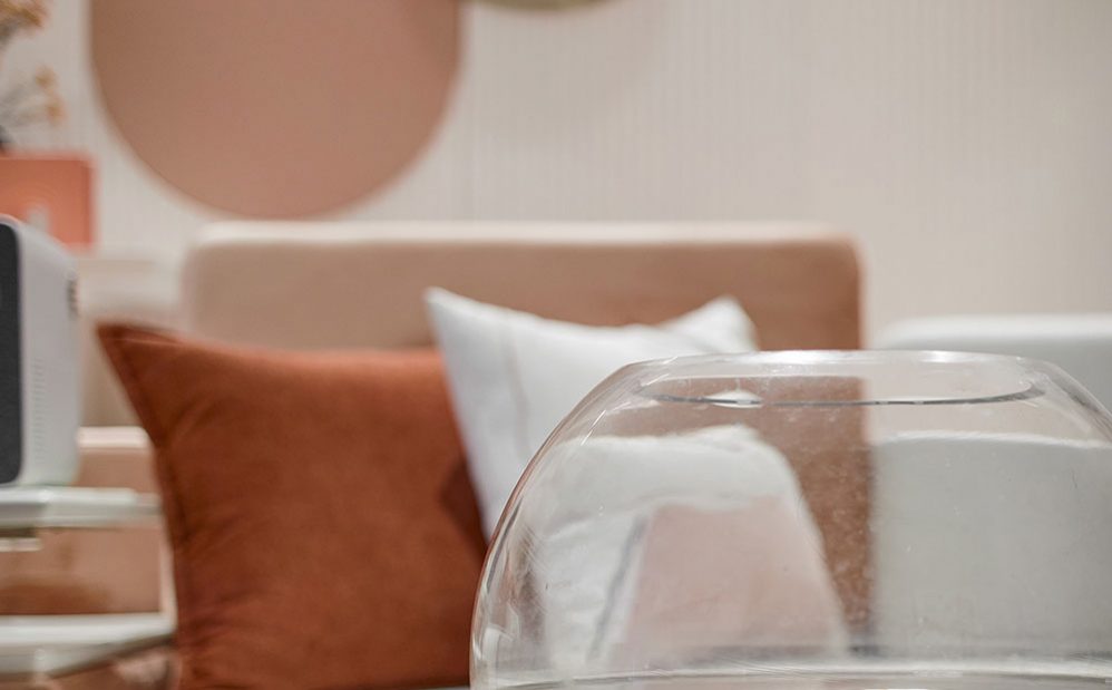 轻奢风格家居装修设计客厅茶几艺术陈设实景图