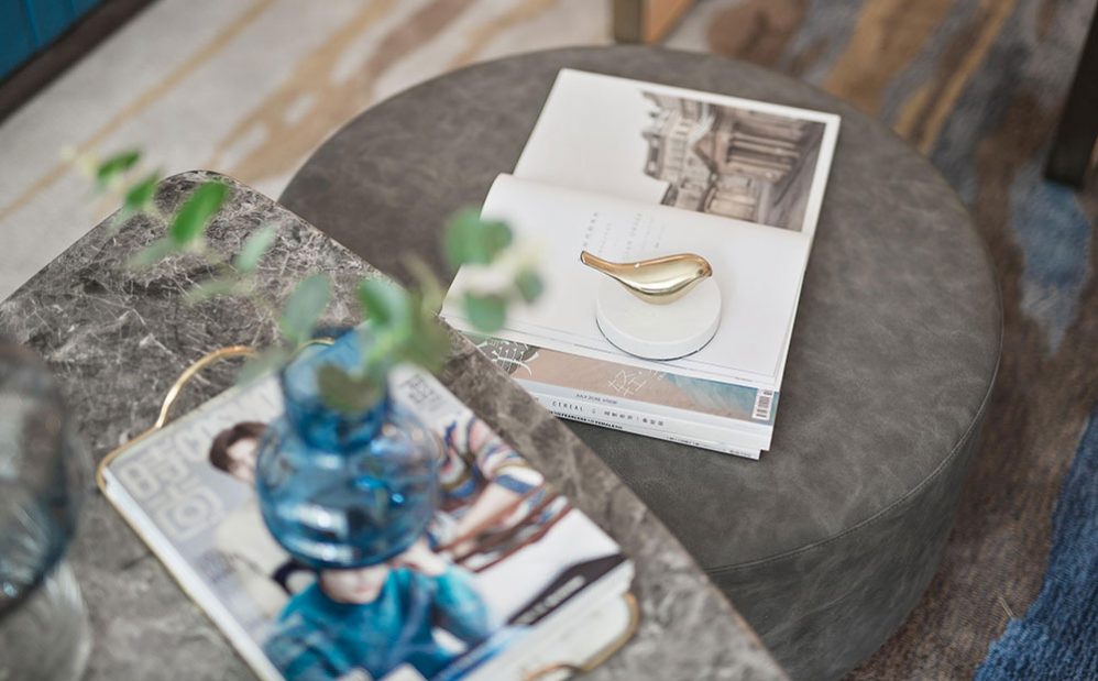 轻奢风格家居装修设计客厅休闲区艺术摆件陈设装饰实景图