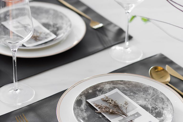 轻奢风格家庭住宅设计案例餐厅艺术摆件陈设装饰实景图