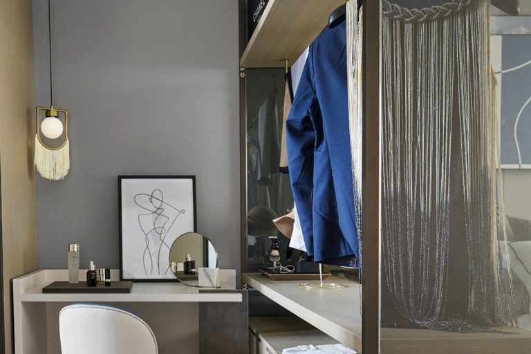 轻奢风格家装案例主卧衣帽间效果图