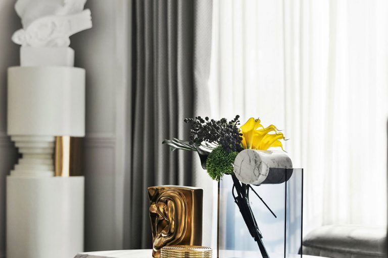 轻奢风格家装工程案例客厅茶几艺术摆件陈设装饰实景图