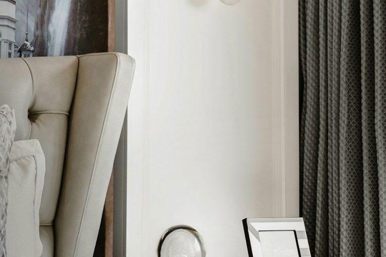 轻奢风格家装工程案例卧室效果图