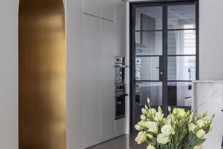 轻奢风格住宅设计案例客餐厅过道效果图