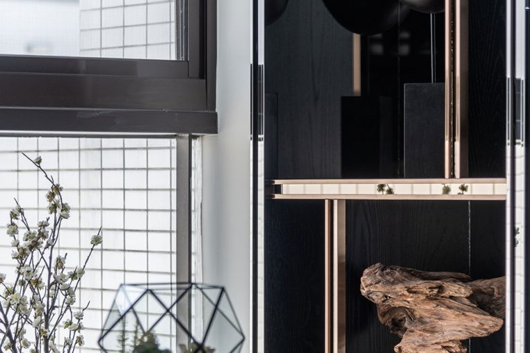 轻奢新中式风格家居装修设计休闲区陈列架效果图