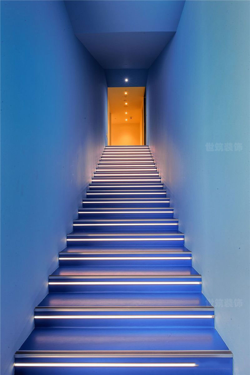 大理现代北欧风办公室装修案例蓝色楼梯