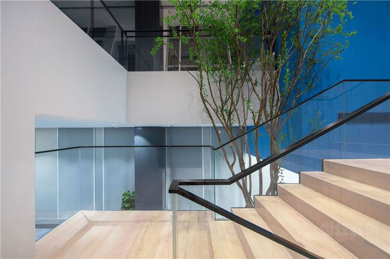 大理现代北欧风办公室装修案例木饰面台阶