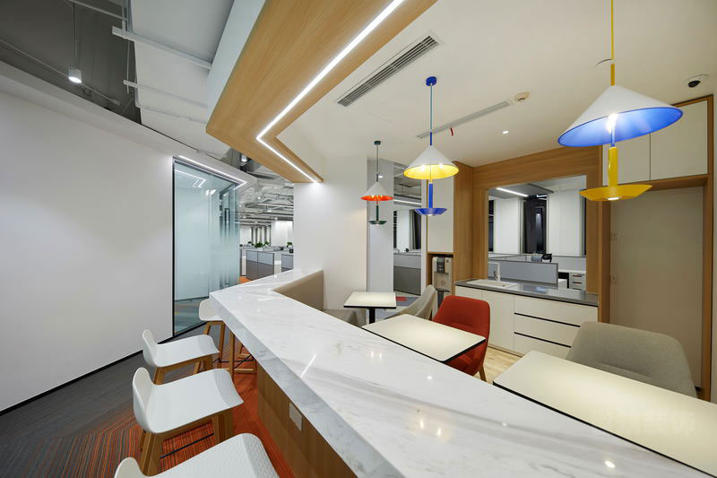 云南保山现代极简风办公室装修设计效果图吧台工作区