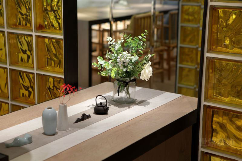 昆明西山区轻奢新中式办公室装修设计案例效果图茶台茶具