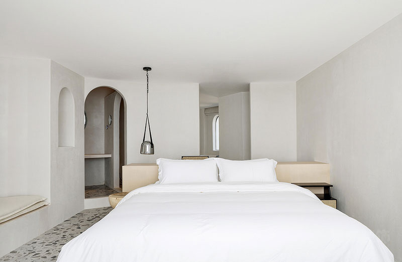 大理极简风格假日酒店设计实景图客房睡床