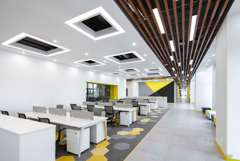昆明现代风格办公室装修设计案例效果图工作区