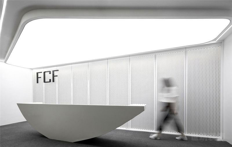 白色的现代办公室装修实景图前厅 白色的现代办公室装修实景图前厅